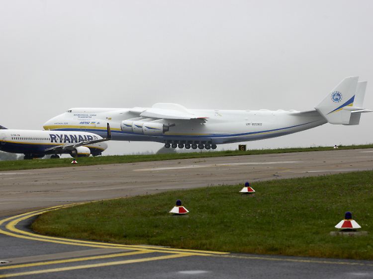 Die Antonov AN-225, ein sechsstrahliges Frachtflugzeug (hinten im Bild), ist das größte gegenwärtig im Einsatz befindliche Flugzeug der Welt.