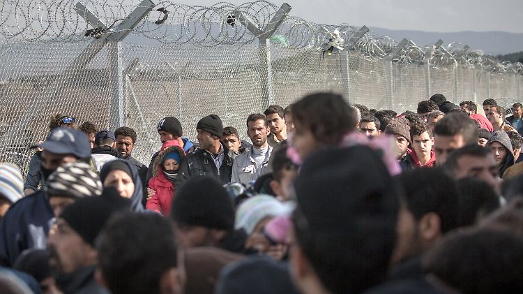 Die Menschen geben die Hoffnung nicht auf, doch noch über die Grenze nach Mazedonien und damit in Richtung Norden gelassen zu werden.