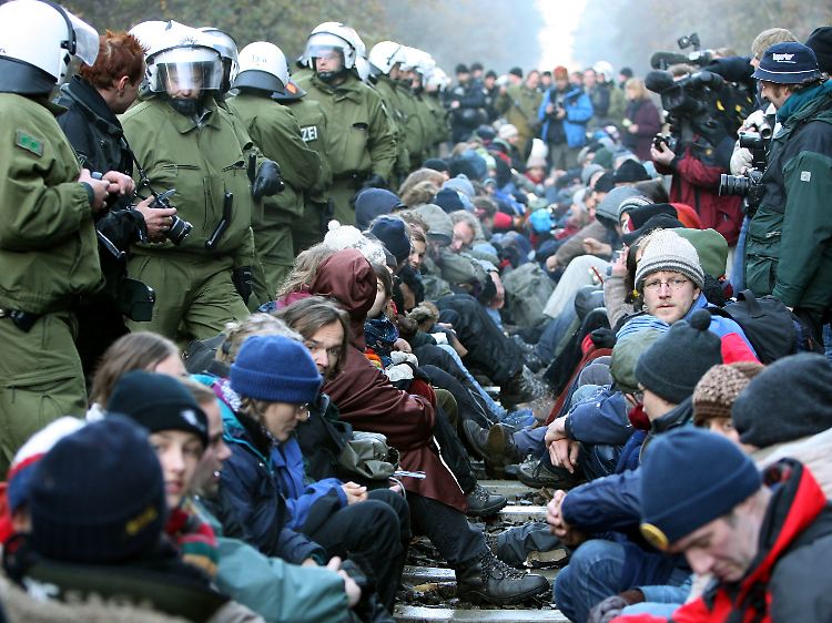 Immer wieder wollen Demonstranten Atommülltransporte verhindern, wie hier zwischen Lüneburg und Dannenberg im Jahr 2005.