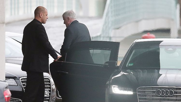 Auf dem Weg zur Chefin der großen Schwesterpartei: CSU-Chef Horst Seehofer vor dem Berliner Kanzleramt.
