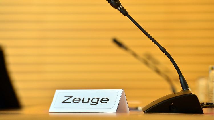 Vermummt und Kaugummi kauend zerrt der Geheimdienstler an den Nerven des Vorsitzenden Richters.