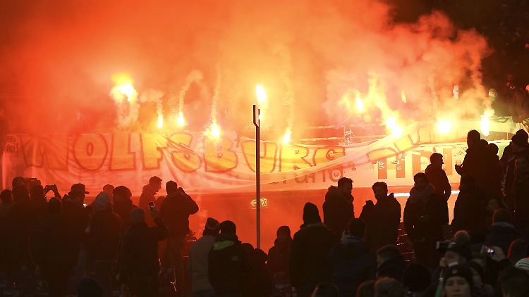 Beim Ligaspiel gegen Hannover feuerten Fans von Wolfsburg Leuchtraketen ab.