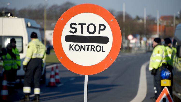 Flächendeckende Grenzkontrollen - wie hier in Dänemark - würden Milliardenkosten nach sich ziehen, fürchtet Brüssel.