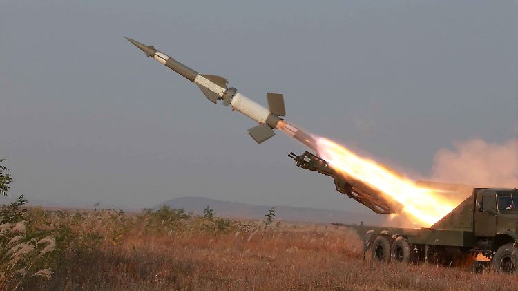 Nordkoreanische Truppen feuern bei einer Übung eine Kurzstreckenrakete ab.