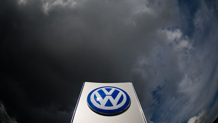 Die Wolken über dem VW-Werk lichten sich - auch für die Mitarbeiter: Sie erhalten trotz Abgas-Affäre einen Bonus. 