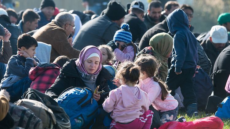 2016 werden erneut bis zu eine Million Flüchtlinge erwartet. Das Bamf wird voraussichtlich jedoch nur 500.000 Neuanträge bearbeiten können. Der Rest bleibt liegen.
