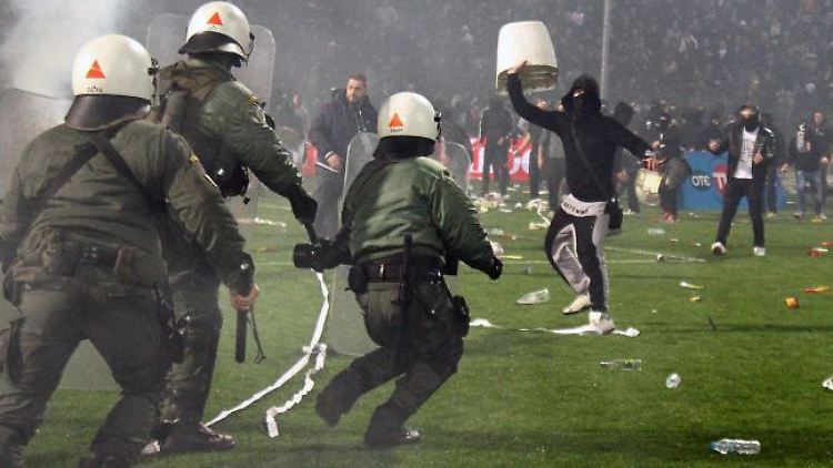 Polizisten gegen Hooligans - der griechische Fußball wird erneut durch gewaltsame Szenen erschüttert.