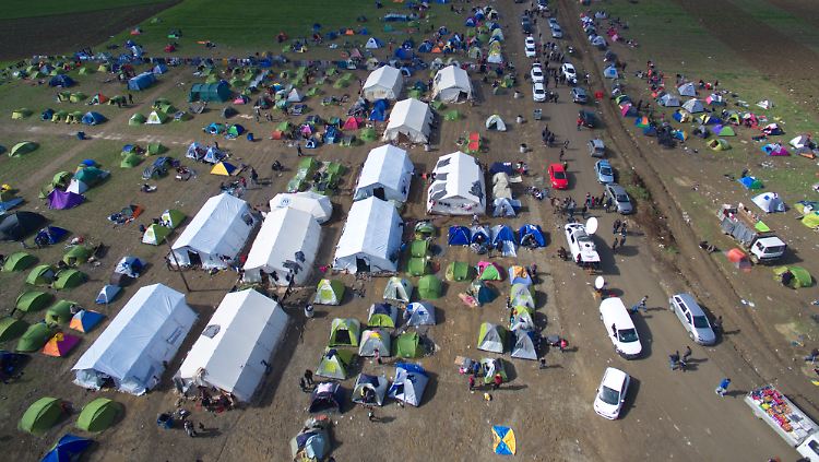 Tausende Menschen sitzen in Idomeni fest.