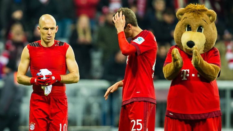 Ein Satz mit x: Arjen Robben, Thomas Müller - und, ganz rechts, mutmaßlich der Typ, der um fünf in der Früh in die Bar kam.