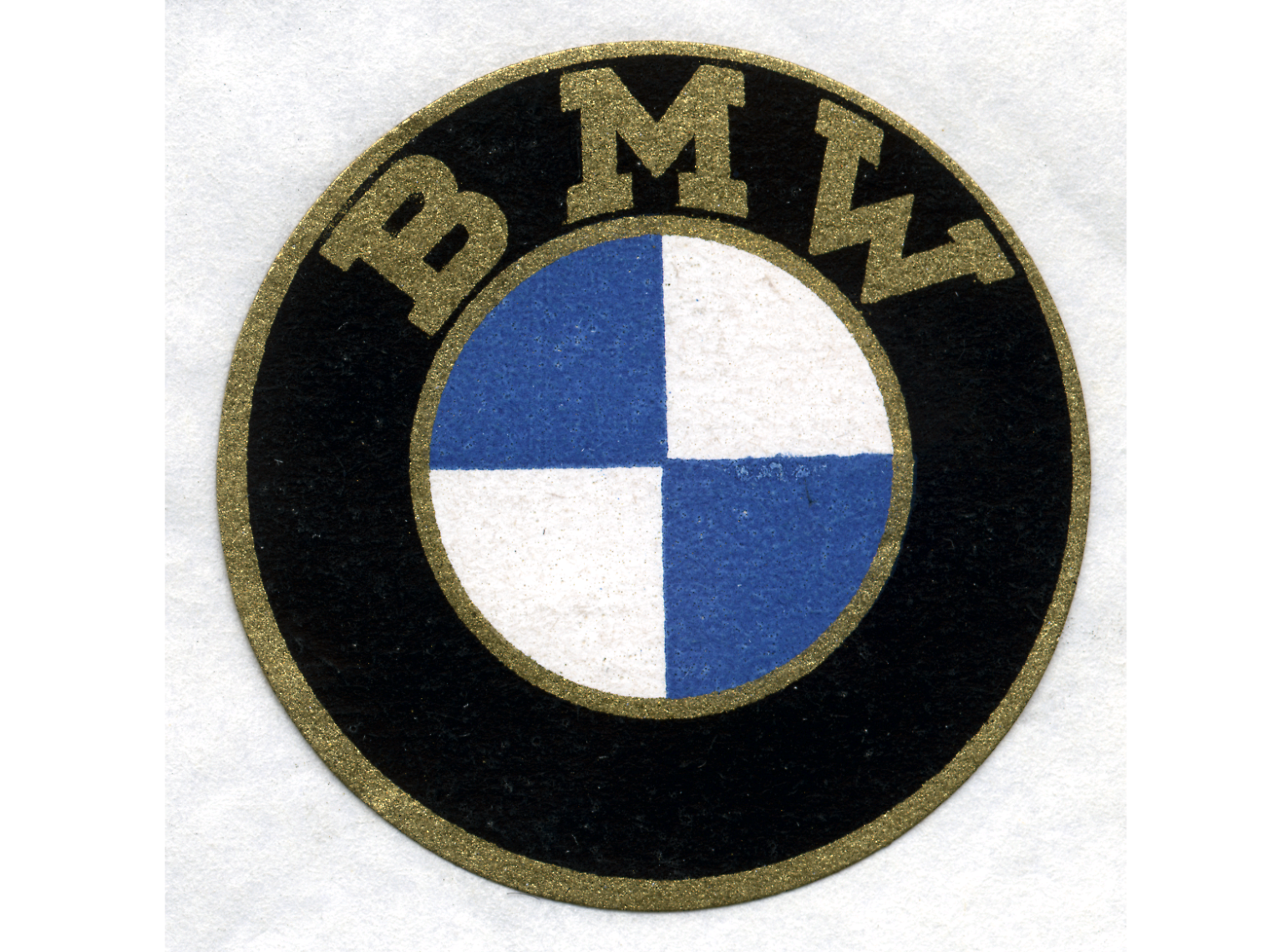 Das blau-weiße Logo auf jedem BMW erinnert noch heute an die Anfänge des bayrischen Autobauers. 