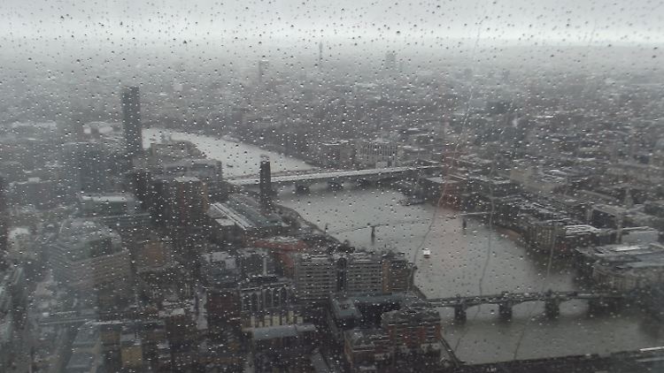 Verregneter Ausblick auf London. "The Shard" ist eine der neuesten Hauptattraktionen.