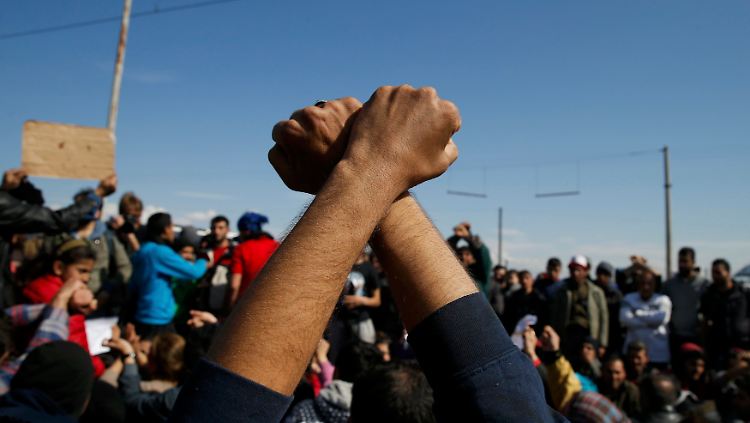 Im griechischen Idomeni protestieren Flüchtlinge gegen die Schließung der Grenze zu Mazedonien.