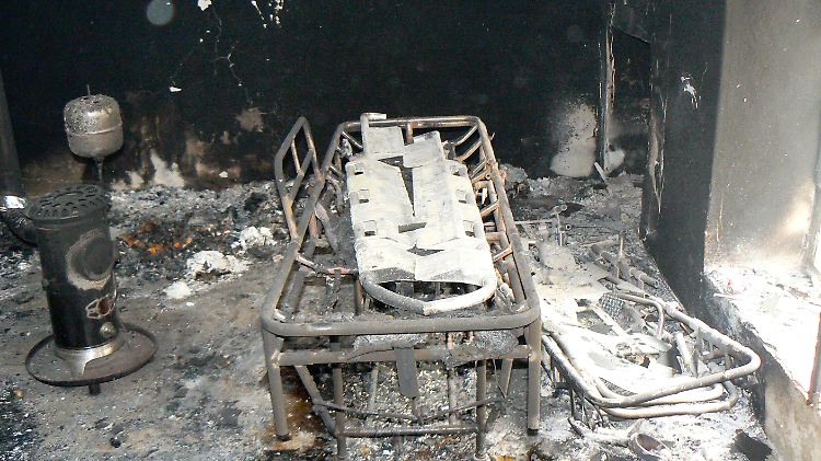 Hier wurde mal ein Mensch von den Ärzten ohne Grenzen behandelt. Nun ist von der Krankenstation im Bezirk Idlib in Syrien nur noch Schutt und Asche übrig.