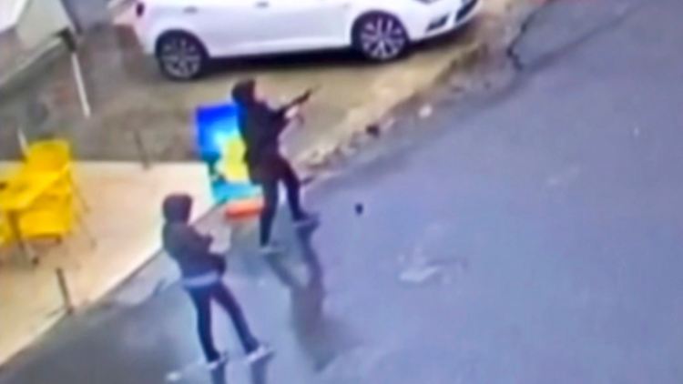 Die beiden Frauen sollen inzwischen getötet worden sein.