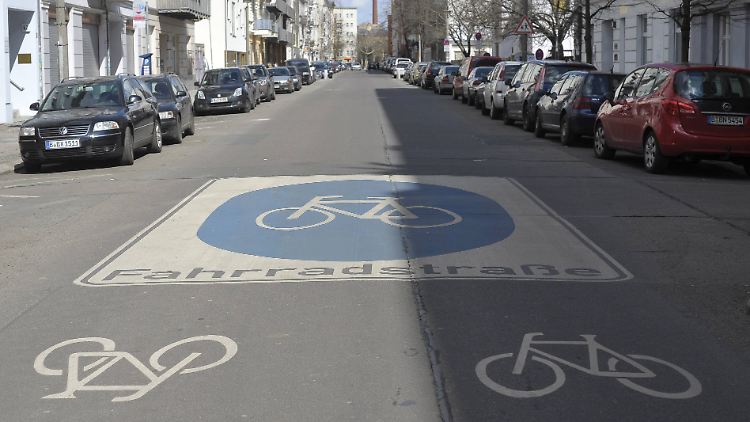 Fahrradstraßen dürfen oft auch von Autos genutzt werden. 