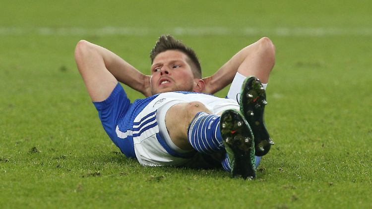 Elfmeter, oder? Schalkes Klaas-Jan Huntelaar.