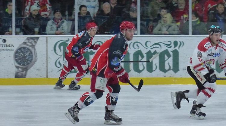 Die Zuschauer stehen beim EHC Klostersee nicht immer so friedlich an der Bande wie hier beim Spiel gegen den EV Landshut.