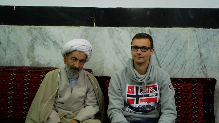 Carsten Rose mit einem Geistlichen in einer Moschee in Abbasabad.