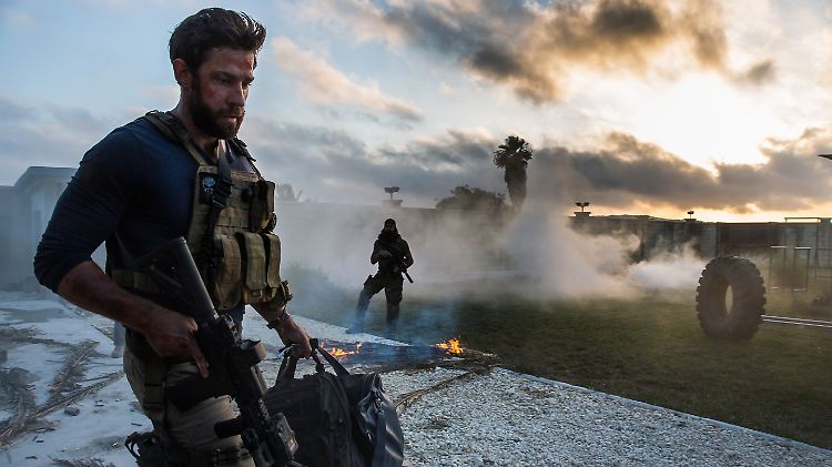So sehen Helden aus: John Krasinski als Jack in einer Szene aus "13 Hours".