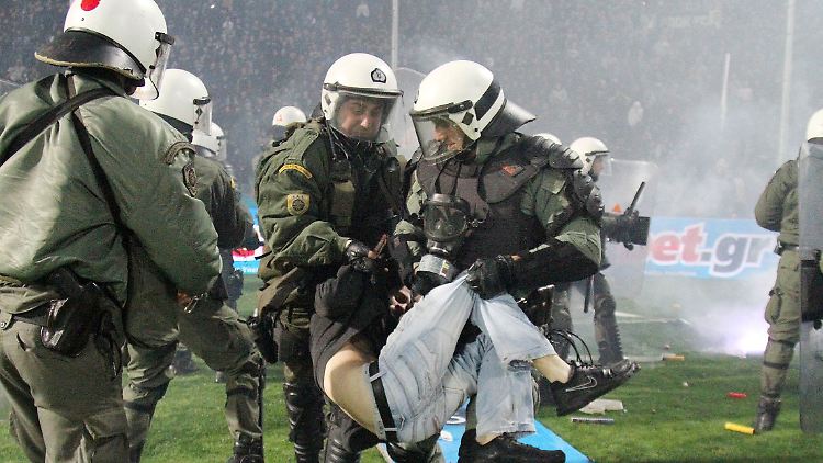 Das Spiel zwischen Paok Saloniki und Olympiakos Piräus wurde abgebrochen - dann griff die Polizei ein.