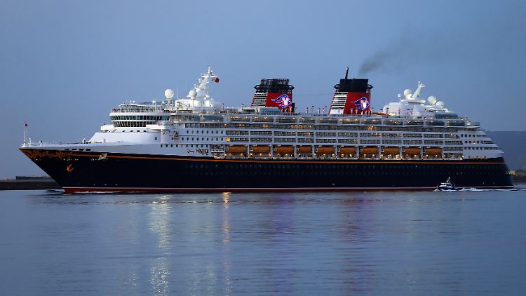 Micky-Maus-Ohren am Schornstein: Die "Disney Wonder" im Hafen von San Diego.