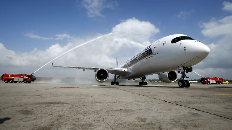 Symbolische Flugzeugtaufe in Singapur: Großkunde Singapore Airlines übernimmt seinen ersten A350-900.