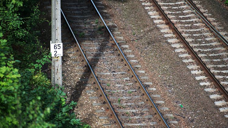 Blick auf die Bahnstrecke von Wroclaw nach Walbrzych: Bei Kilometer 65 soll angeblich eine Geheimweiche liegen (Archivbild).