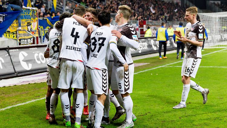 Die Pauli-Spieler bejubeln das Tor, das ihren Aufstiegstraum am Leben erhält.