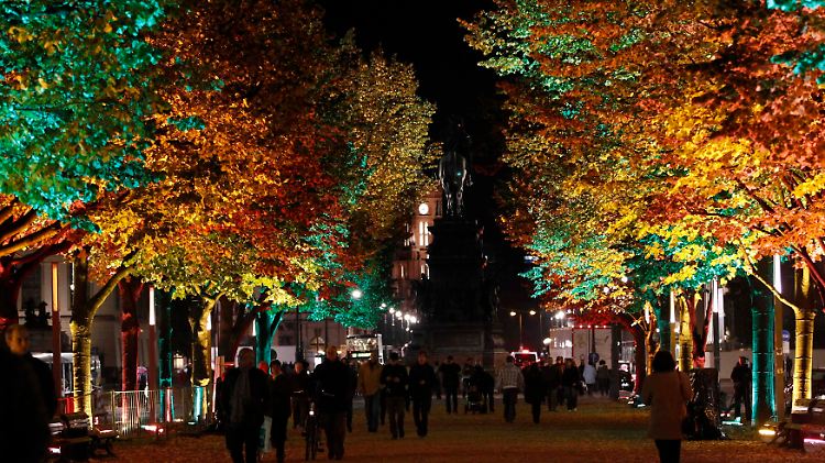 Bunte Blätter - und das nicht durch den Herbst: Auch die Straße "Unter den Linden" wird angestrahlt.