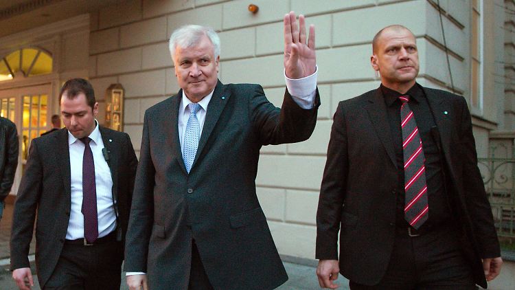 Horst Seehofers Besuch in Budapest fällt mitten in den Wahlkampf für die Landtagswahlen. Hier ist er in Halle.
