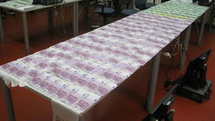 Ende 2014 waren 500-Euro-Scheine im Wert von 300 Milliarden Euro im Umlauf. Europol vermutet, dass sie vor allem vom organisierten Verbrechen genutzt werden. 