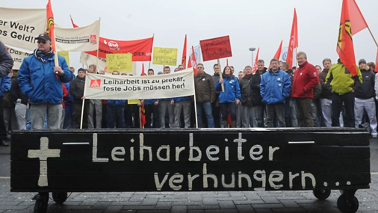 Leiharbeit ist stark umstritten: Hier wehren sich die Mitarbeiter eines VW-Werks bei einer Demonstration gegen die Arbeitsbedingungen.