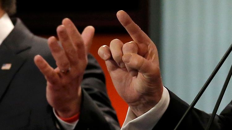 Finger im Vergleich: links Rubio, rechts Trump.