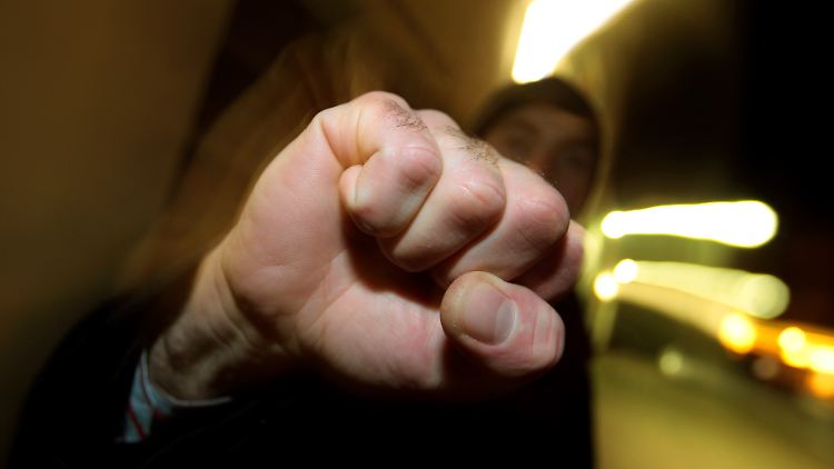 Die Mannschaft musste nach der Randale von der Polizei aus dem Hotel gebracht werden.