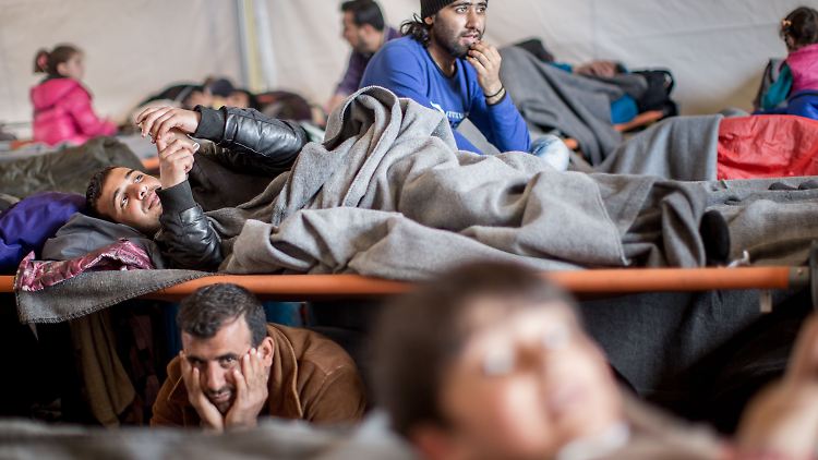 Für Tausende Flüchtlinge ist die Reise mittlerweile an der griechisch-mazedonischen Grenze vorbei - sie werden nicht als Kriegsflüchtlinge eingestuft. 