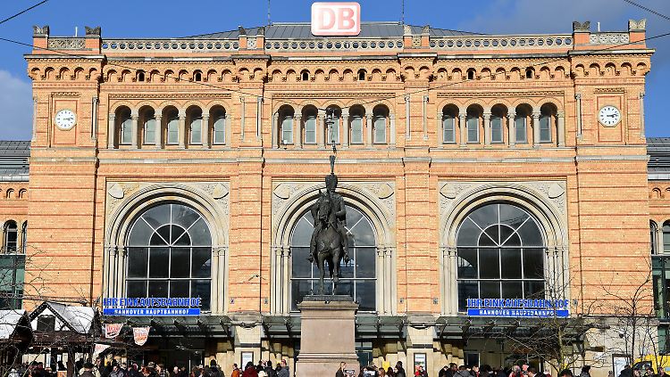 Islamistisch motivierte Tat im Hauptbahnhof von Hannover? Die Jugendliche stach dem Polizisten ohne Vorwarnung in den Hals.