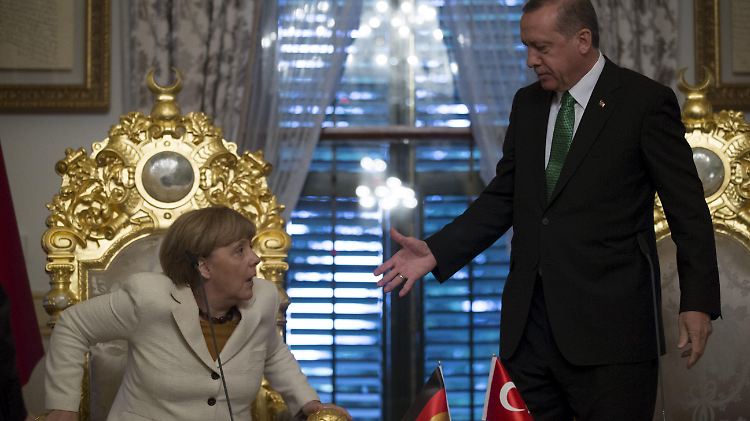 Merkel wurde vorgeworfen, dass sie beim umstrittenen türkischen Staatspräsidenten Erdoğan wegen der Flüchtlingskrise als Bittstellerin auftreten würde.