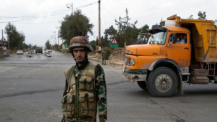 Hält die Waffenruhe in Syrien? Ein Soldat des Regimes steht an einer Straße in einem Vorort von Damaskus.