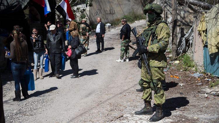 Ein russischer Soldat überwacht die Ausgabe von Hilfsgütern im Norden Syriens.