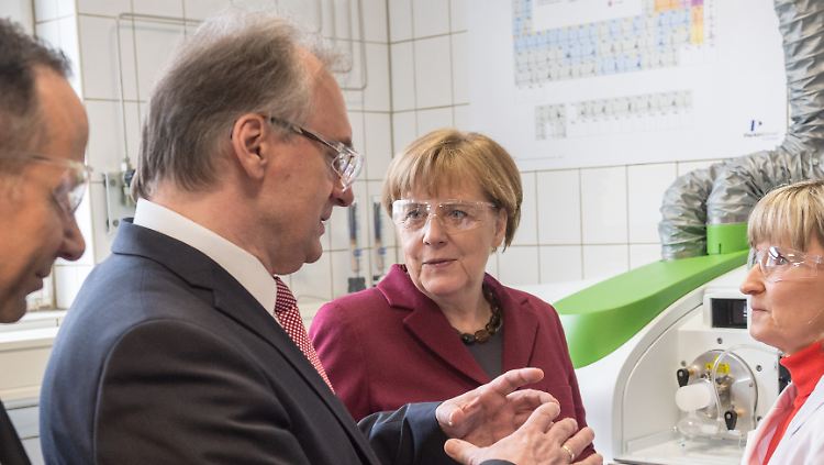"In 100 Jahren Chemiestandort Leuna spiegeln sich schlichtweg die Höhen und Tiefen deutscher Industriegeschichte wider", sagte die Kanzlerin in ihrer Festrede.