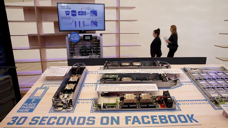 Was passiert hinter den Kulissen? Mit einem Demonstrationsmodell erläutert Facebook in Berlin die Abläufe einer typischen Nutzerabfrage.