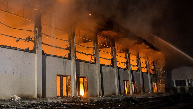 Eine brennende Sporthalle in Nauen, in der eine Notunterkunft für Flüchtlinge geplant war.