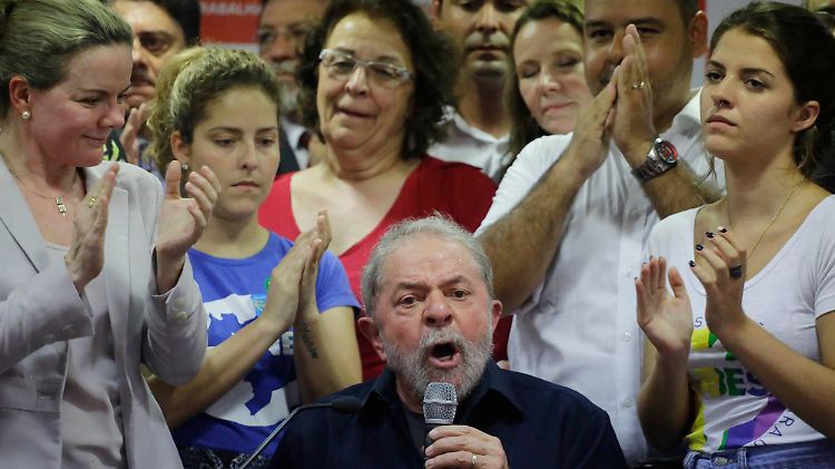 Der Ex-Präsident gibt sich kämpferisch: Luiz Inacio Lula da Silva bei einem Auftritt nach der Razzia in seiner Wohnung.