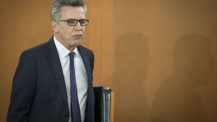 Aus seinen Akten hatte der Minister die Zahl zu den Attesten für abgelehnte Asylbewerber nicht. 