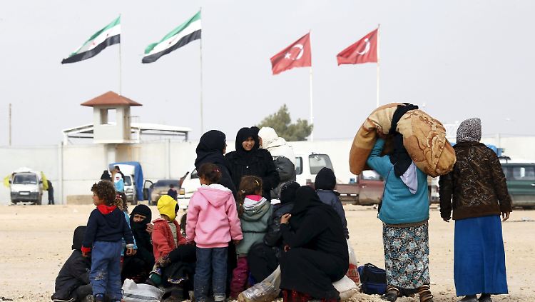 Syrische Flüchtlinge - fotografiert im Februar - warten am Rande von Asas an der Grenze zur Türkei.