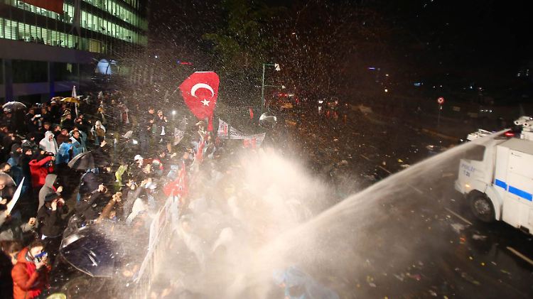 Die türkische Polizei ging gegen Demonstranten vor dem "Zaman"-Gebäude mit Wasserwerfern vor.