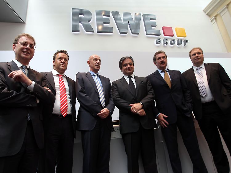 Die Rewe-Konzernvorstände im Juni: Armin Rehberg, Vorstand für den Geschäftsbereich "Discount" trägt als einziger eine rot-weiß gestreifte Krawatte. Einkaufsvorstand Manfred Esser, seit 1983 bei Rewe, steht ganz rechts.