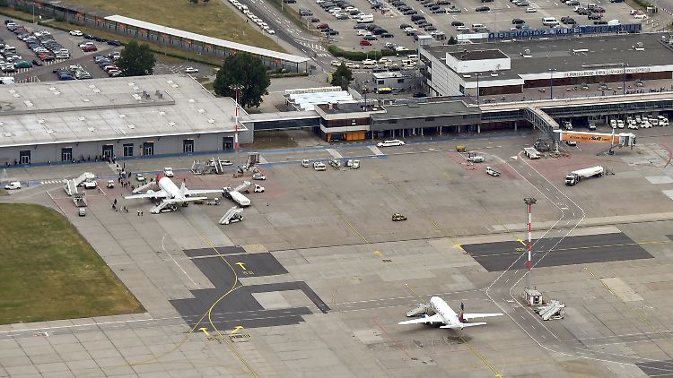 Stückwerk am BER: Vor dem Terminal D (l) soll das künftige Regierungsterminal entstehen.