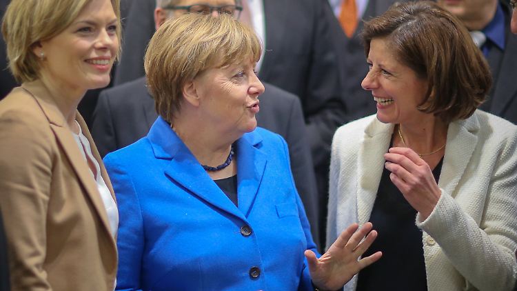 Wer steht hier wem am nächsten? CDU-Kandidatin Julia Klöckner (l.) und Ministerpräsidentin Malu Dreyer (r.) mit Kanzlerin Angela Merkel beim Jahresempfang der Wirtschaft Rheinland-Pfalz im Januar.