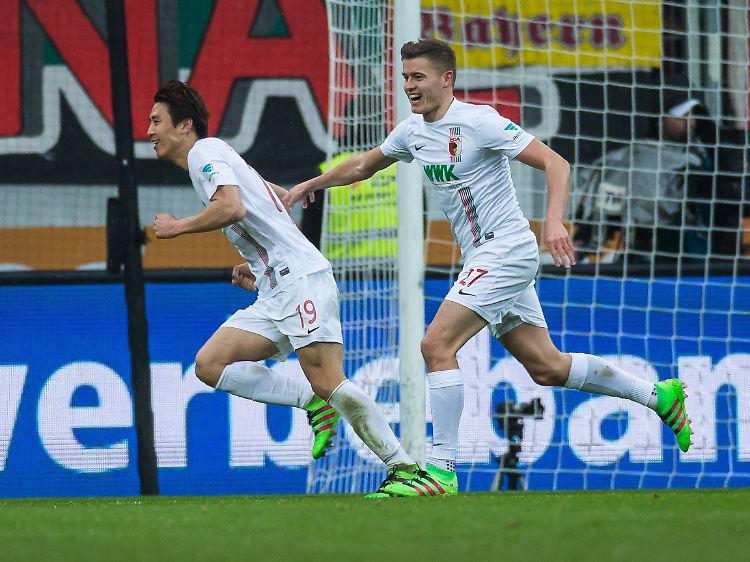 Trotz seines Dreierpacks wird Augsburgs Ja-Cheol Koo das Heimspiel gegen Leverkusen nicht in allzu guter Erinnerung bleiben, denn Bayern kam nach 0:3-Rückstand noch zurück.